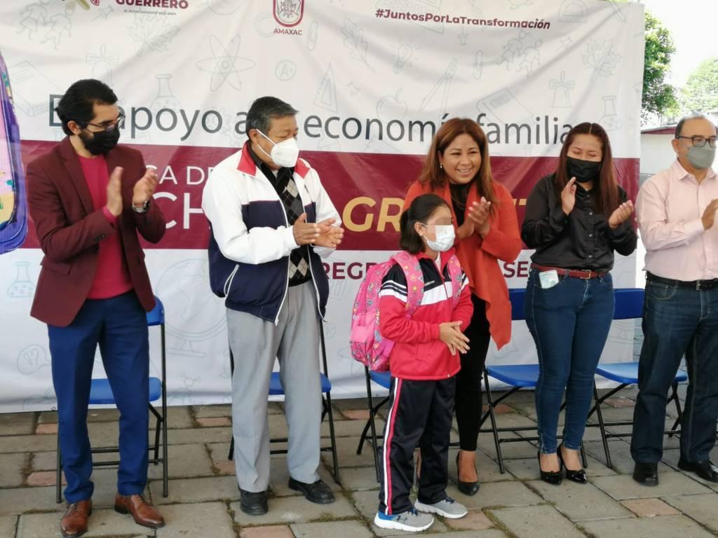  Nancy Cortés entrega mochilas gratuitas en Amaxac, en apoyo a la economía familiar