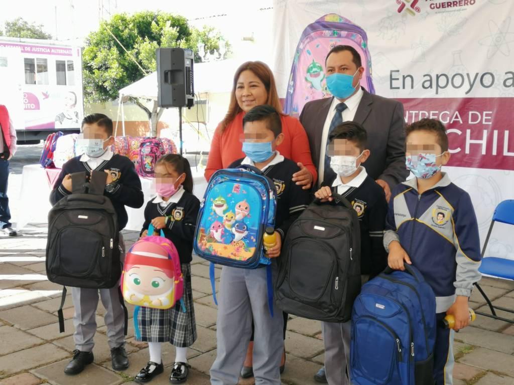  Nancy Cortés entrega mochilas gratuitas en Amaxac, en apoyo a la economía familiar