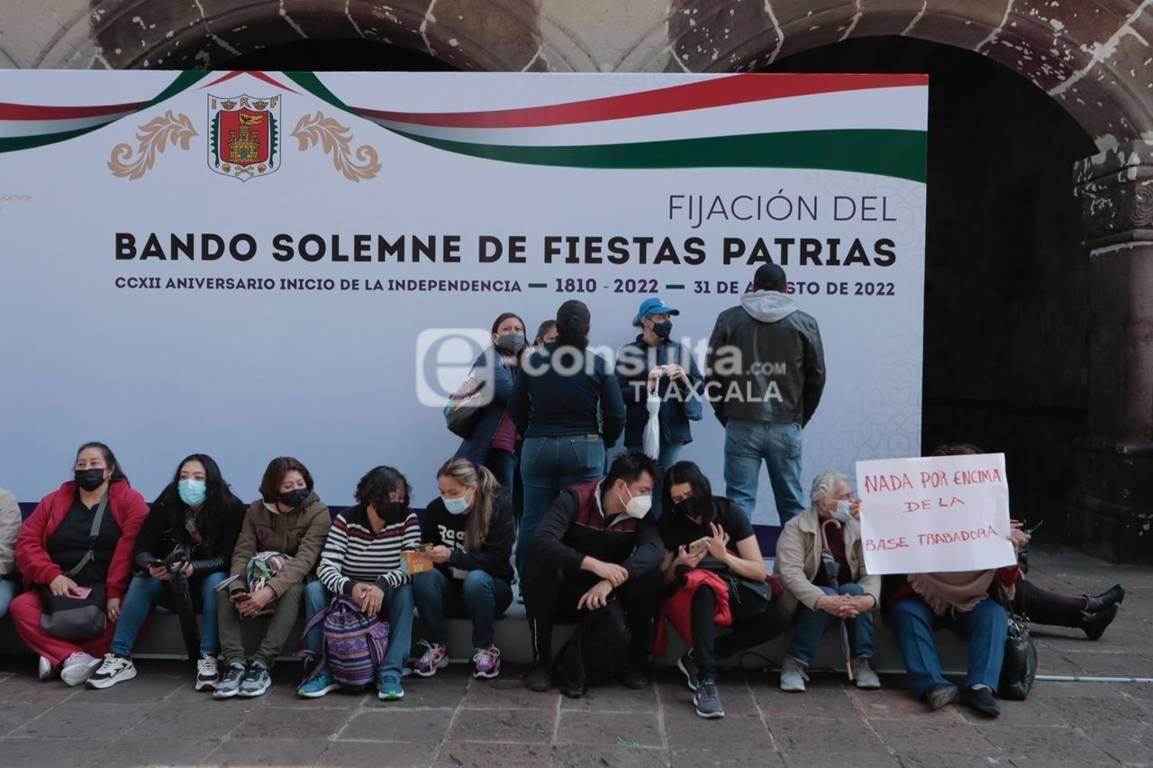 Colocan bandos solemnes de fiestas patrias en Tlaxcala 