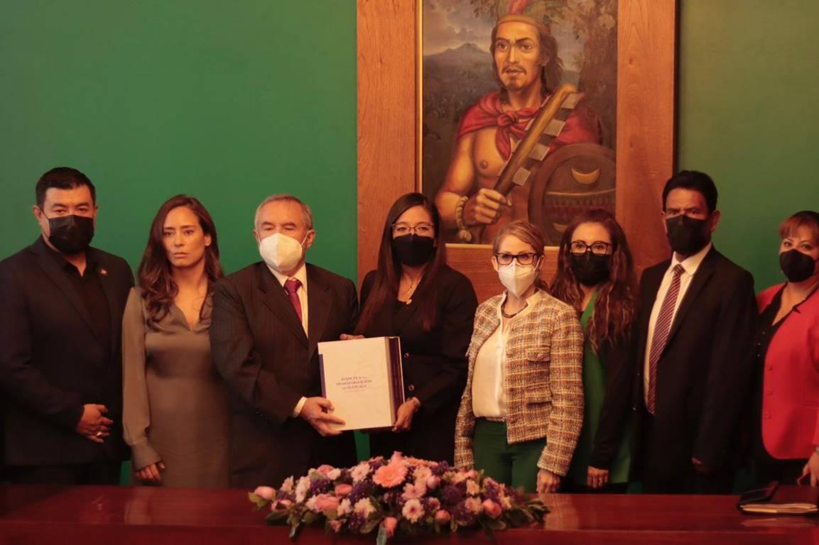 Entrega Sergio González Hernández en representación de la gobernadora,  primer informe de gobierno