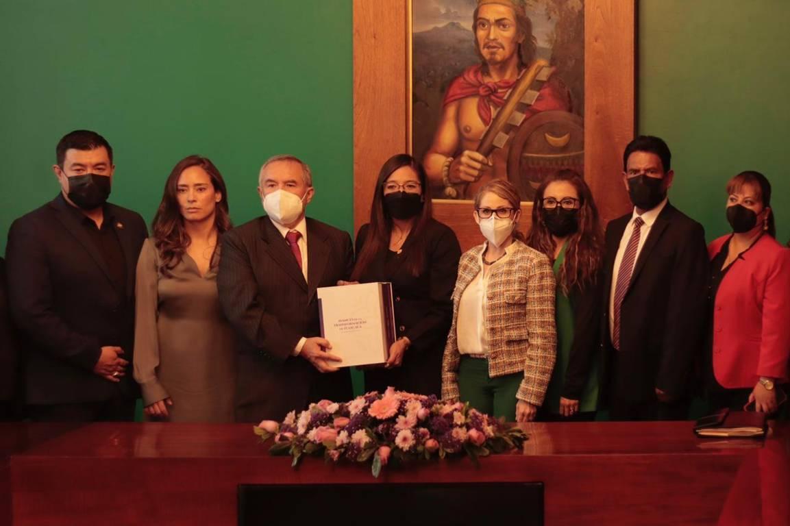 Entrega Sergio González Hernández en representación de la gobernadora,  primer informe de gobierno