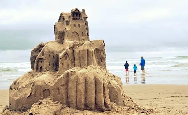 Niño muere sepultado por la arena tras construir un castillo en la playa