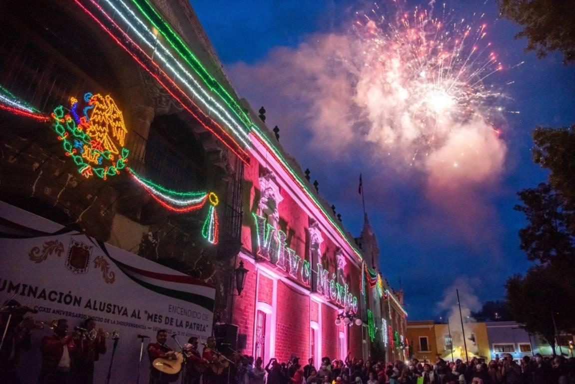 Gobierno del Estado enciende iluminación alusiva a las fiestas patrias 