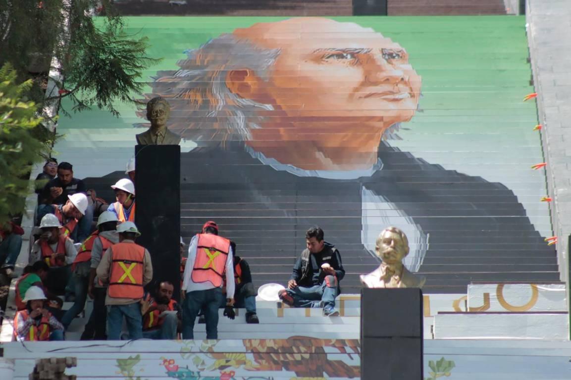 Colocan retratos de los héroes de la patria en las escalinatas de Tlaxcala 