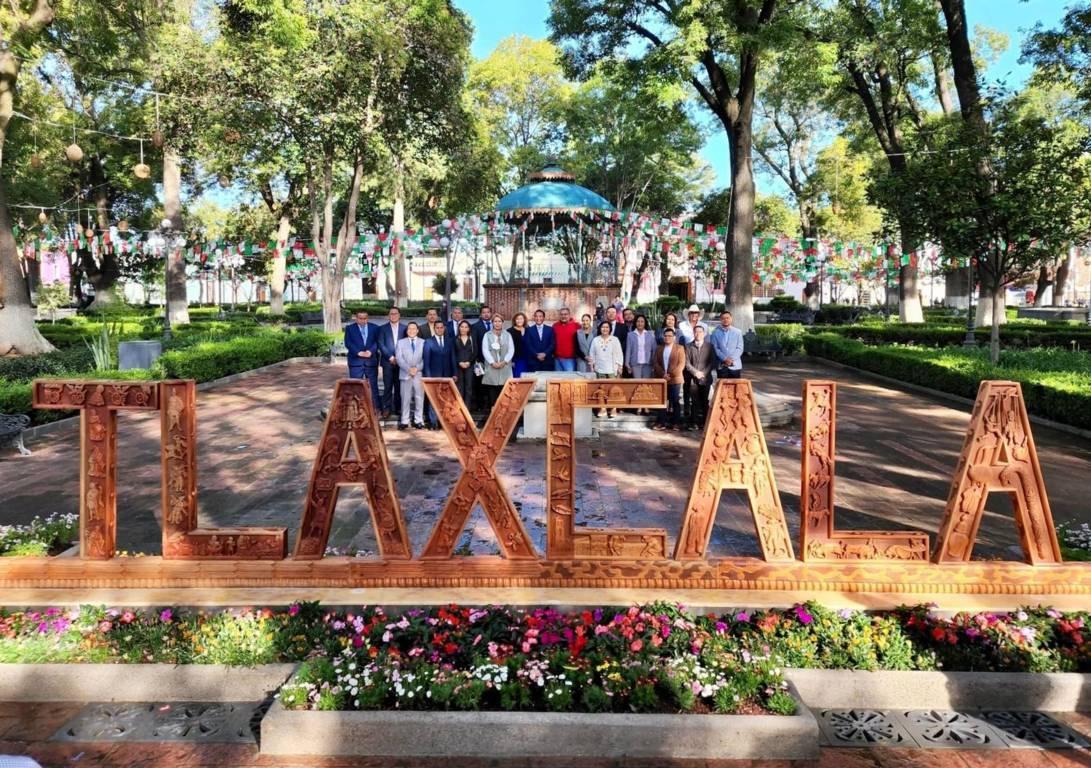 Devela Ayuntamiento de Tlaxcala nuevas letras monumentales esculpidas en madera