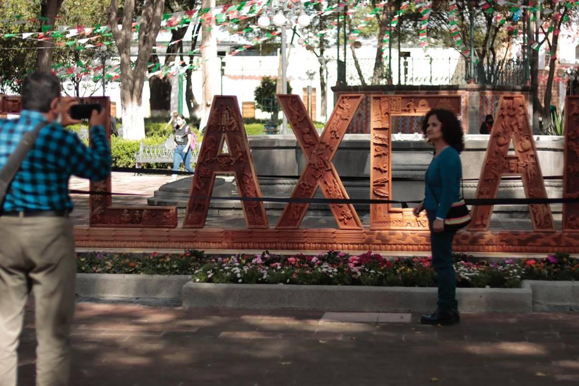 Capitalinos asisten a conocer las nuevas letras monumentales en la plaza de la constitución