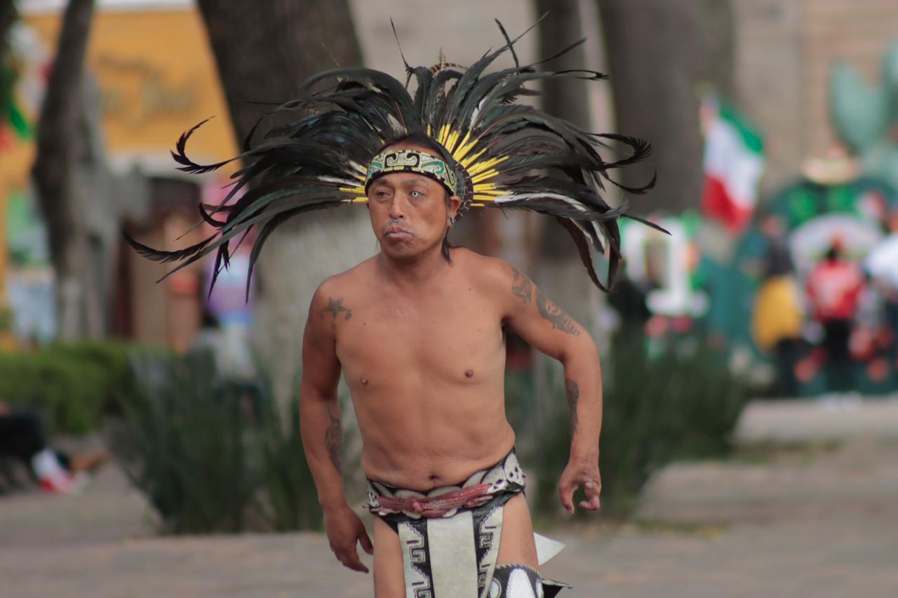 Un grupo de “Concheros” danzan en la explanada del centro histórico de Tlaxcala 