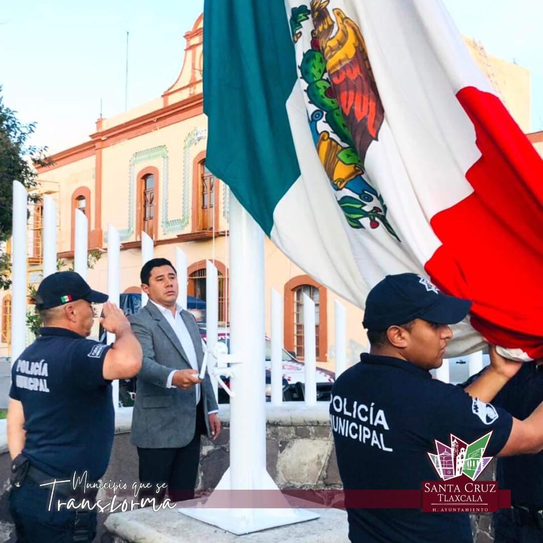 Inician festejos patrios, colocación de Bandos en Santa Cruz Tlaxcala 