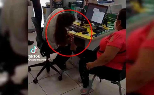 Critican a empleada de Banco Azteca por tomar huellas dactilares a clienta de su pie