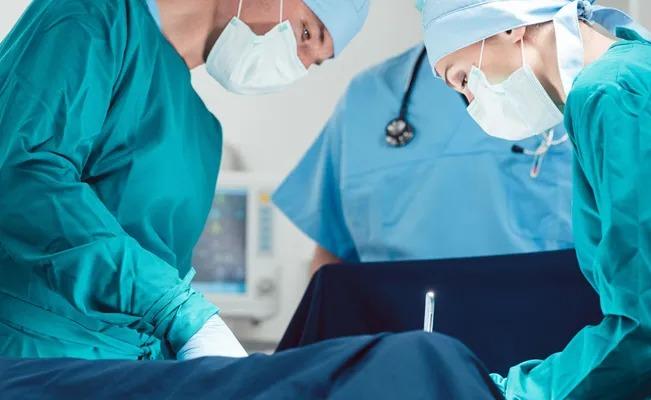 Investigan a médico indio que realizó cesaria y volvió a coser la incisión antes de tiempo