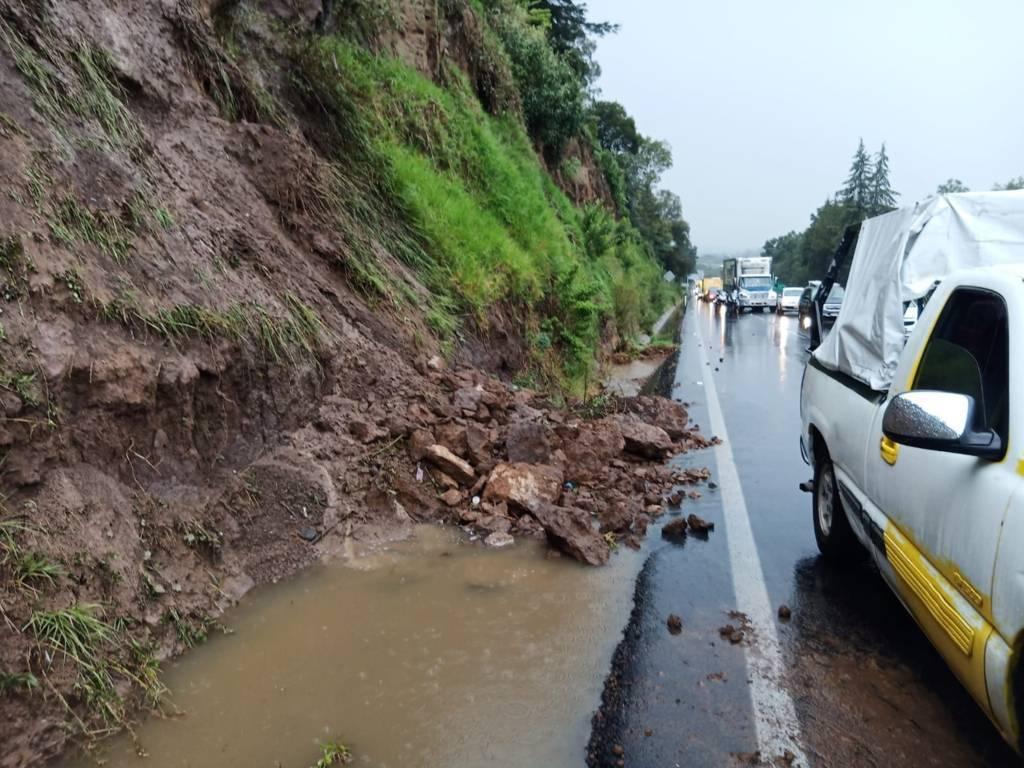 Percances viales y deslizamiento de una ladera, saldo por lluvia en la capital