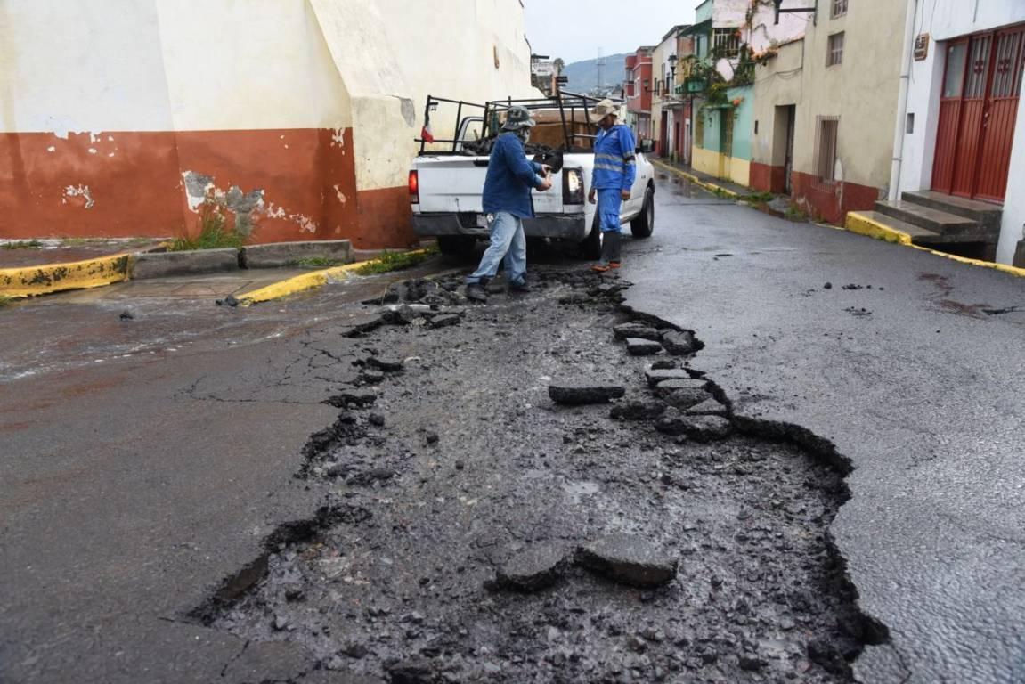Ayuntamiento de Tlaxcala repara desperfectos en calle Zitlalpopocatl