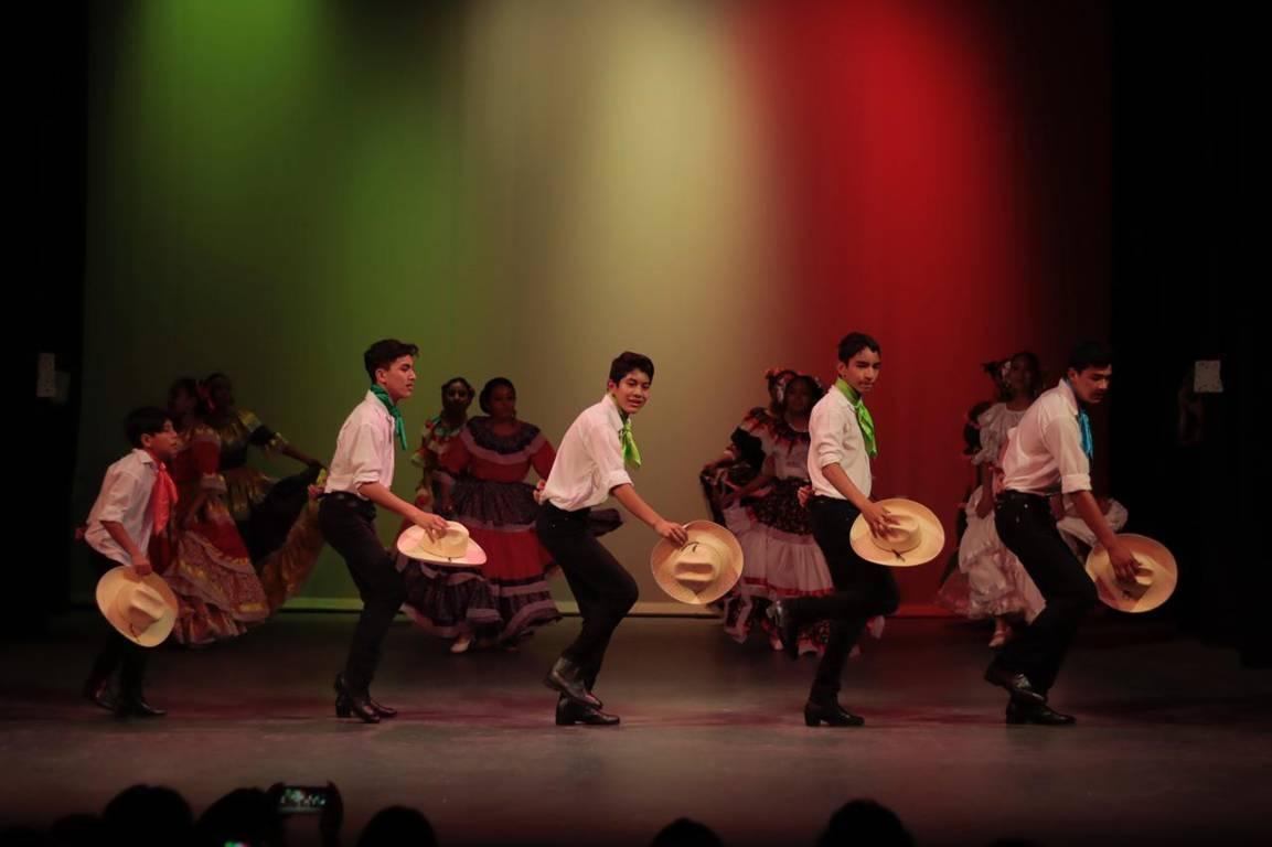 Realizan Primer Encuentro de Danza Folklórica en el teatro Xicohténcatl