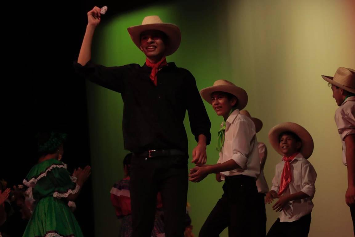 Realizan Primer Encuentro de Danza Folklórica en el teatro Xicohténcatl