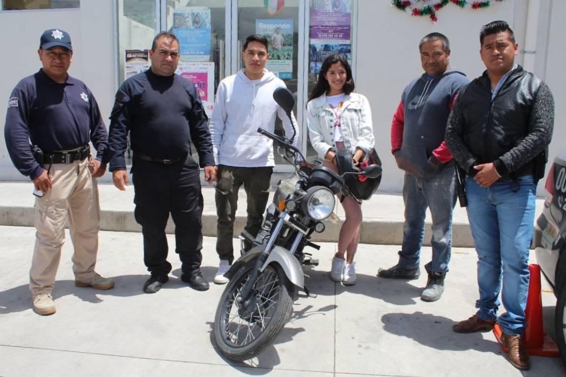 Devuelve Dirección de Seguridad Pública de Contla, motocicleta robada a su dueño 