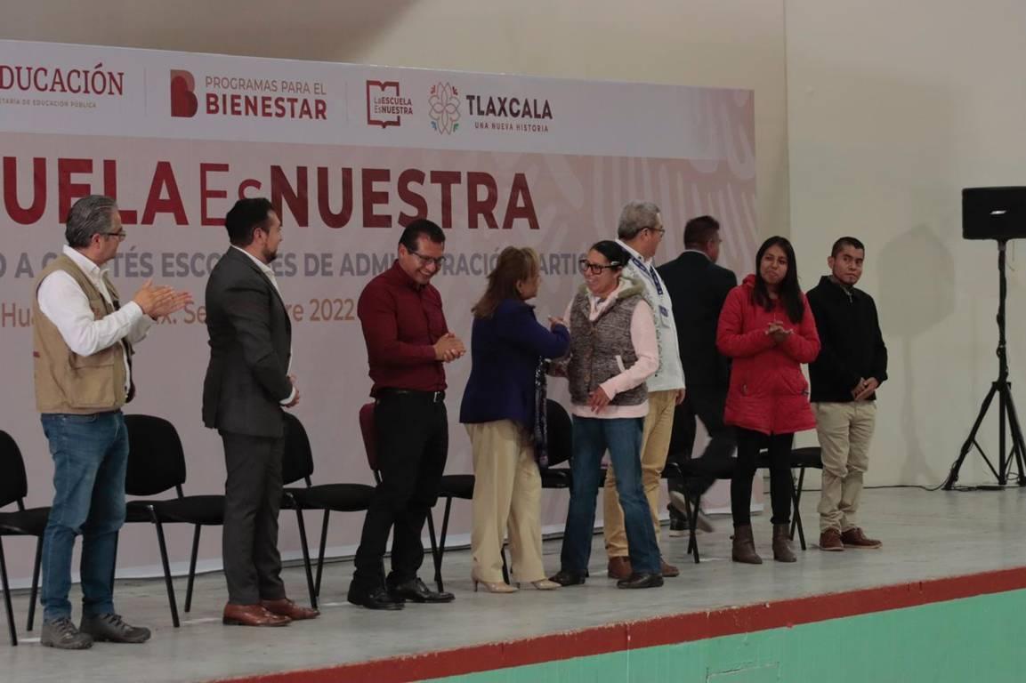 Gobernadora Lorena Cuéllar entrega  tarjetas de pago a comités escolares 