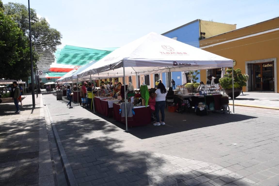 Actividades artísticas, culturales y pabellón de artesanías, engalanan el Zócalo de la Ciudad de Tlaxcala 