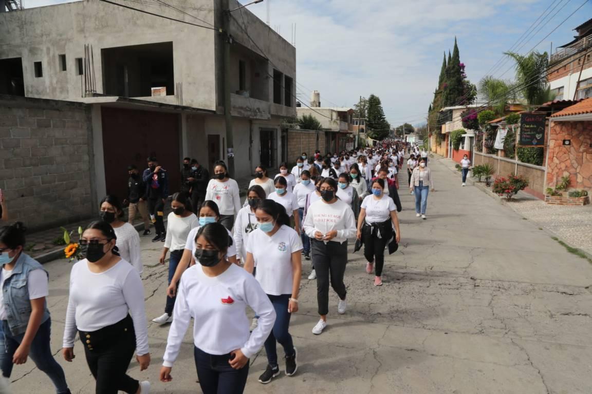 Normalistas de Panotla realizan "marcha del silencio" para recordar a compañera fallecida hace 21 años 