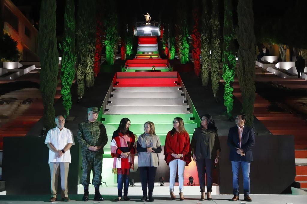 Enciende Lorena Cuéllar luces alusivas al mes patrio en escalinatas de los héroes