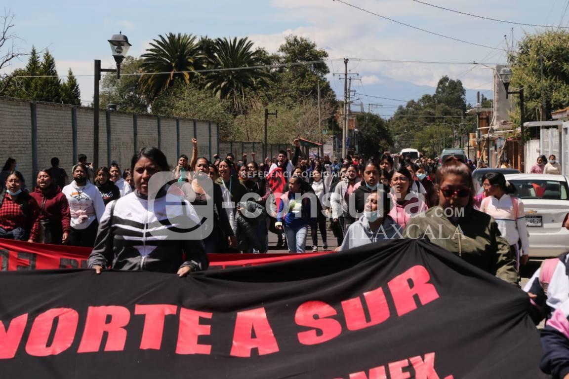 Inicia marcha de normalistas hacia la SEPE-USET para entregar pliego petitorio