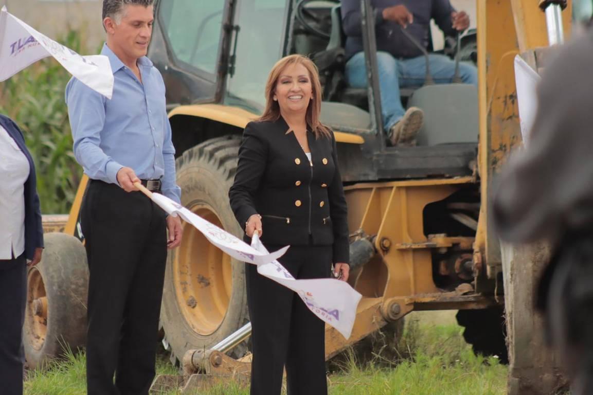 Gobernadora Lorena Cuéllar,  da banderazo  de obras en Tepetitla