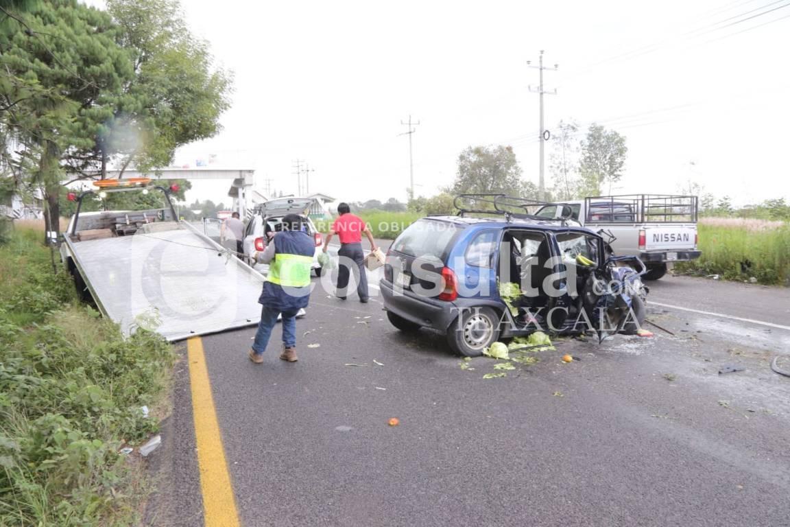 Salvan la vida tripulantes de automóvil al chocar en la Vía Corta Chiutempan-Puebla, a la altura de Papalotla 