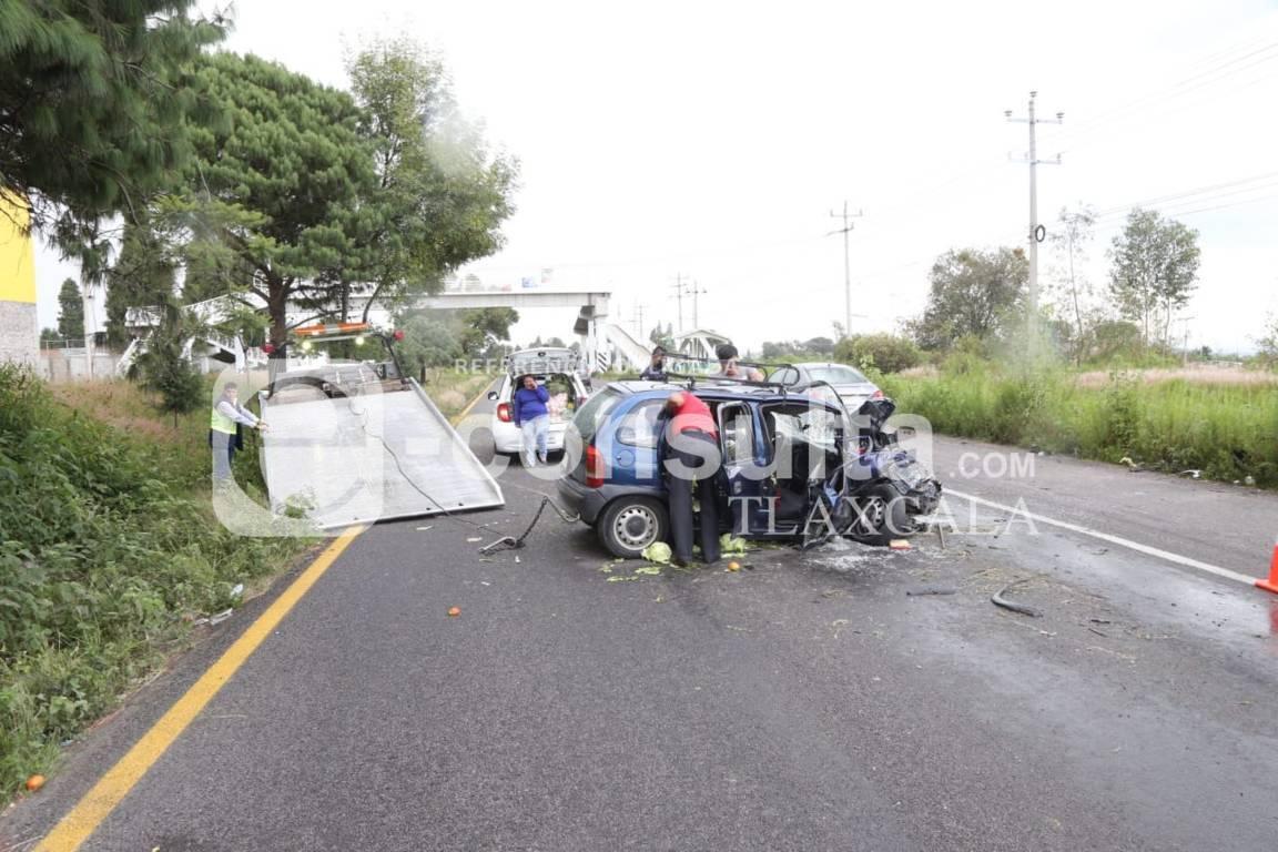 Salvan la vida tripulantes de automóvil al chocar en la Vía Corta Chiutempan-Puebla, a la altura de Papalotla 