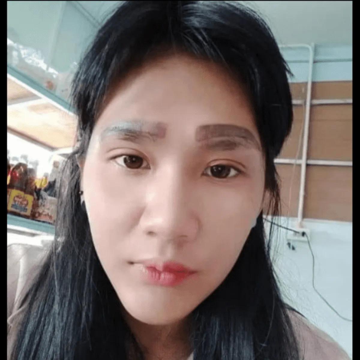 Una mujer Tailandesa se practico un microblanding y quedo con 4 cejas