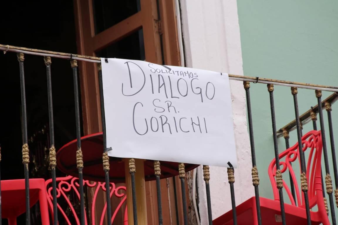 Comerciantes colocan pancartas en inmediaciones de la alcaldía de Tlaxcala 