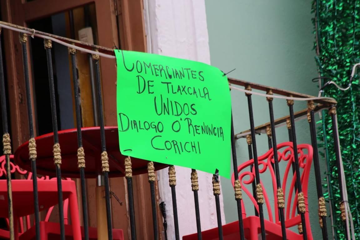 Comerciantes colocan pancartas en inmediaciones de la alcaldía de Tlaxcala 