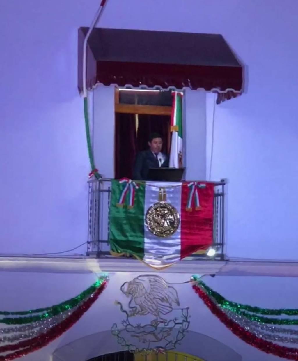Preside David Martínez del Razo tradicional "Grito de Independencia" en Santa Cruz Tlaxcala