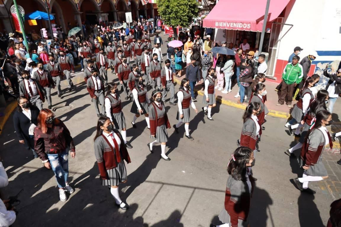Con un desfile lleno de color conmemora Chiautempan inicio de la Independencia