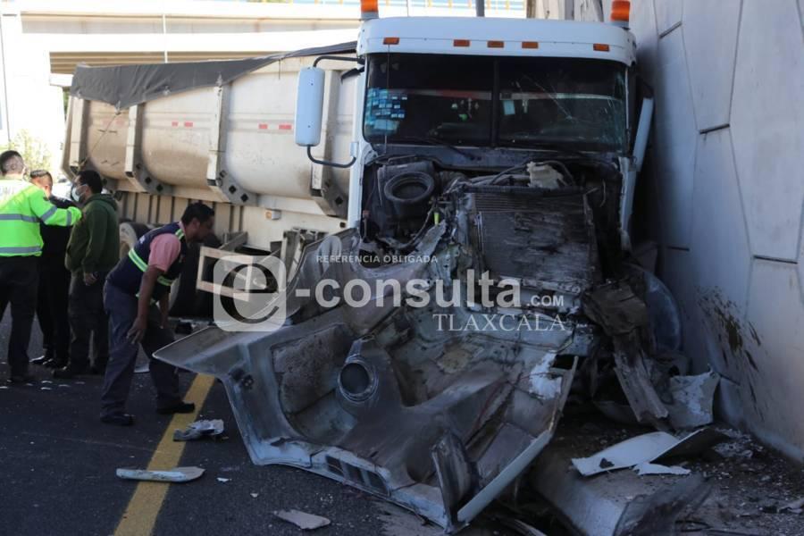 Por culpa de Blanca Águila, tráiler embiste a cuatro vehículos en la zona de Gran Patio 