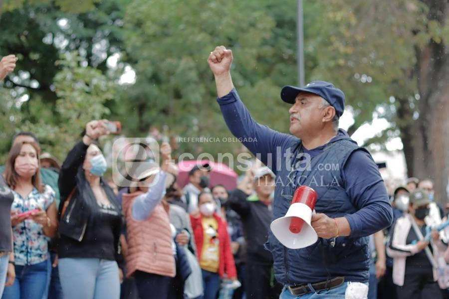 Llegan agremiados del Sindicato 7 de mayo a manifestarse al Palacio de Gobierno