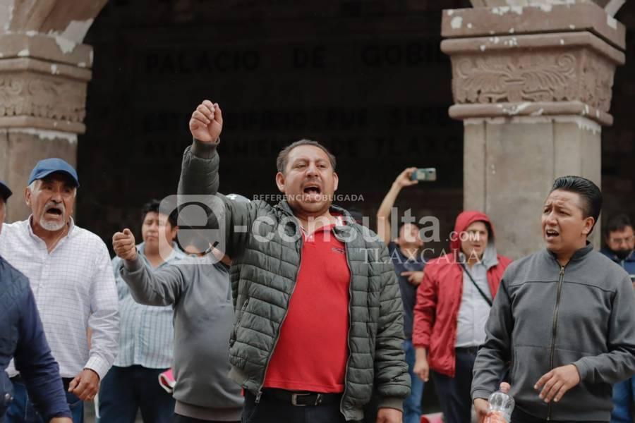 Llegan agremiados del Sindicato 7 de mayo a manifestarse al Palacio de Gobierno