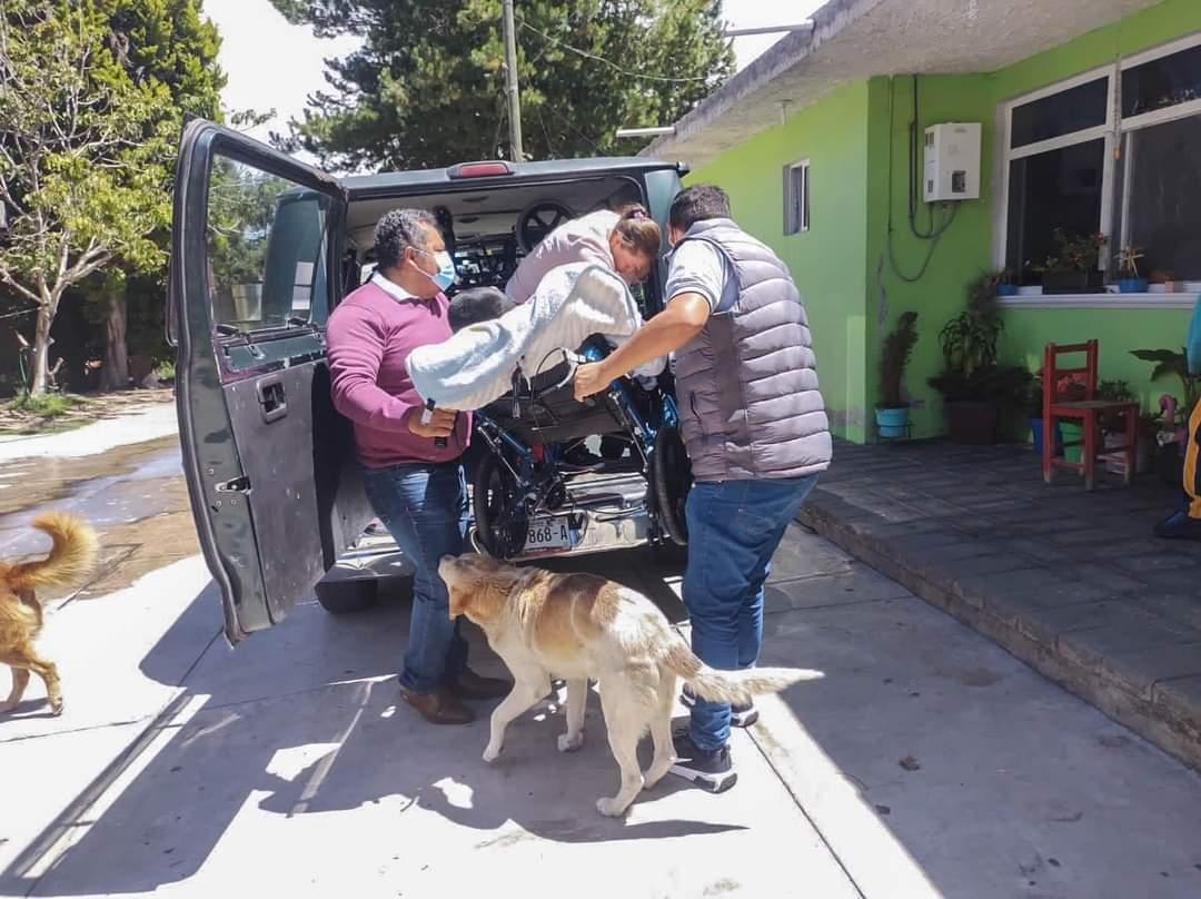Alcalde de Apetatitlán gestiona sillas de ruedas de alta especialidad para sectores vulnerables 