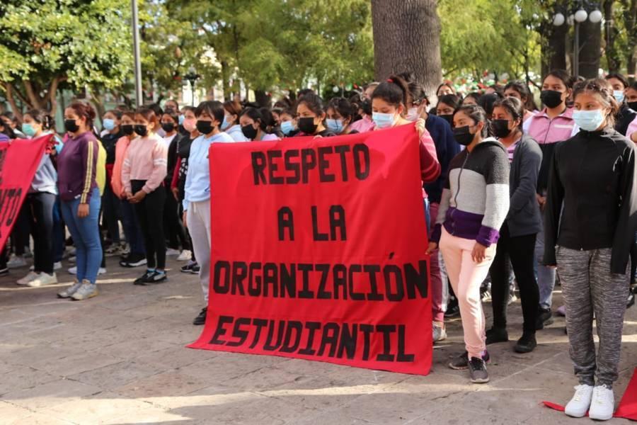 Se manifiestan normalistas de Panotla en apoyo a sus compañeras de Teteles, Puebla 
