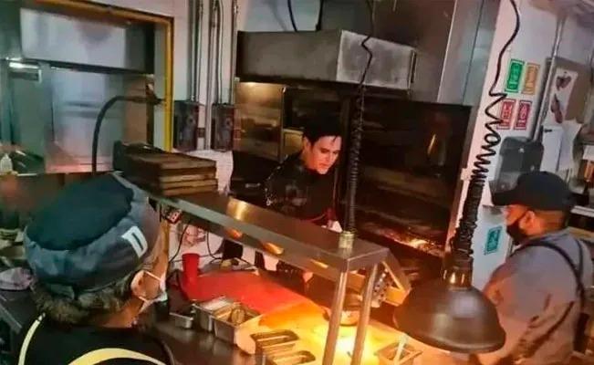 Captan a guitarrista de Rammstein al frente de la cocina de una taquería mexicana