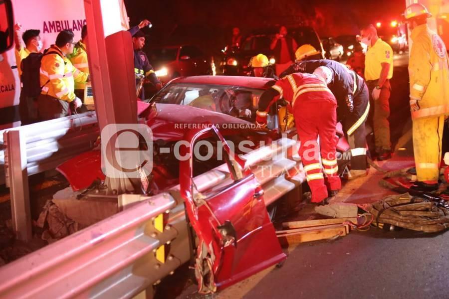 Mujer queda atrapada tras chocar su auto en Tizatlán 