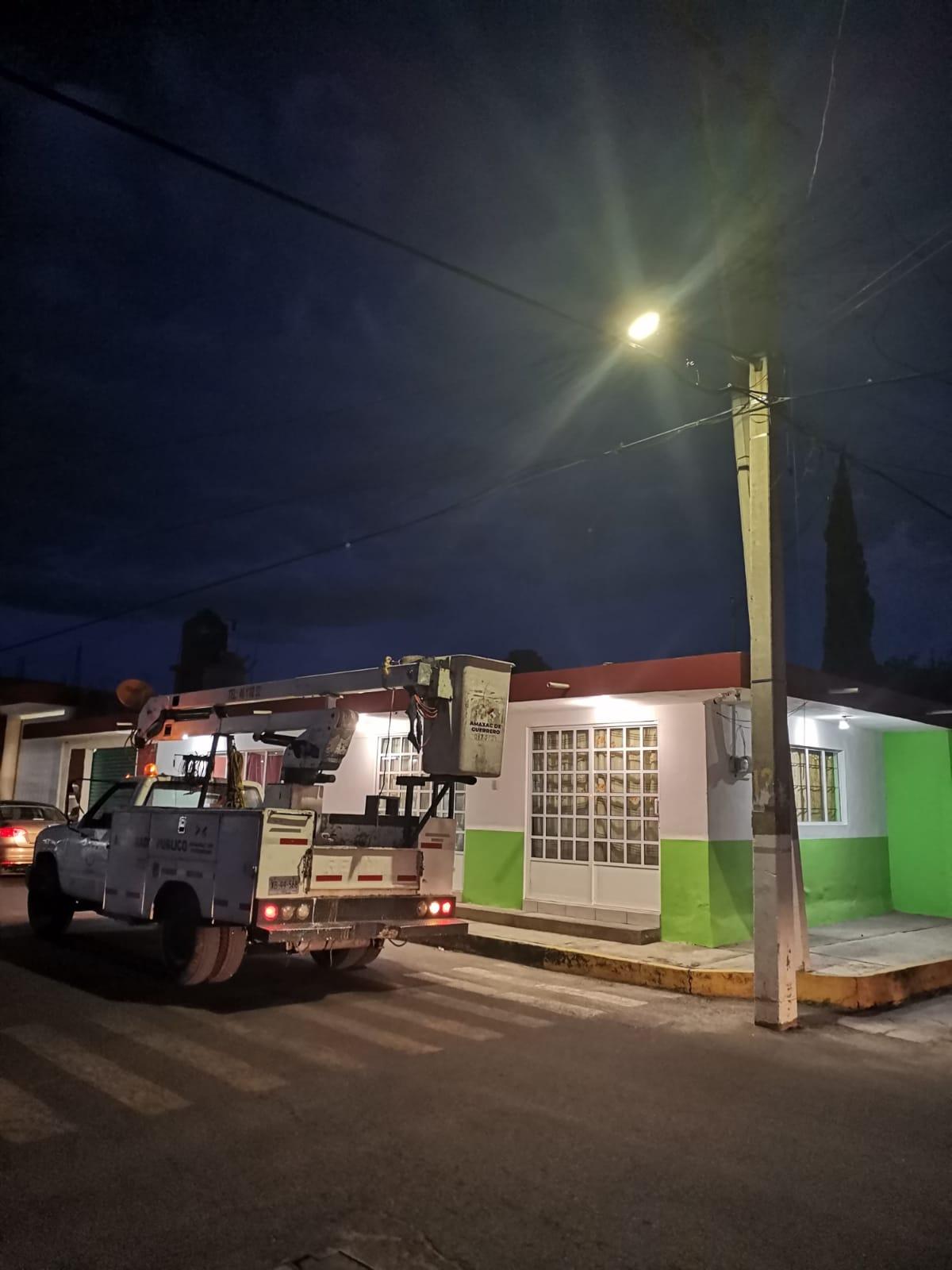 Brigada nocturna de Amaxac de Guerrero realiza mejoras de alumbrado público