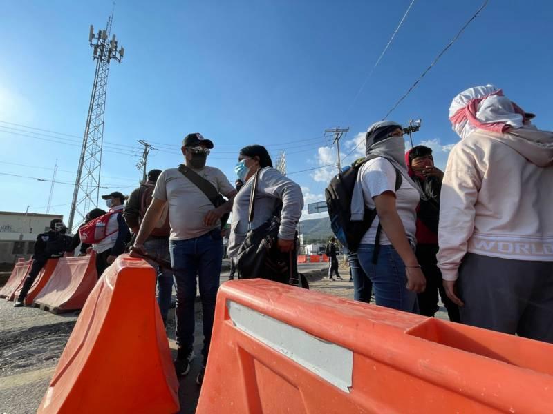 Normalistas vuelven a cerrar el paso a la altura de “El Trébol”