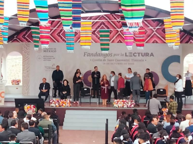 LCC encabeza la presentación del poemario de autores tlaxcaltecas en Contla  