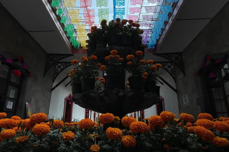 Así luce la Presidencia municipal de Tlaxcala, con los adornos de Día de muertos