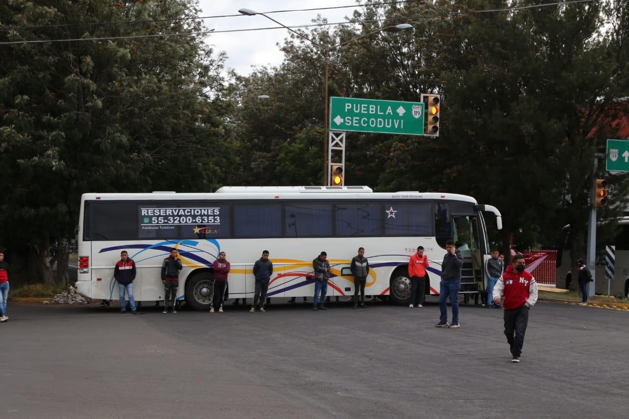 Bloquean normalistas la carretera federal Puebla-Tlaxcala
