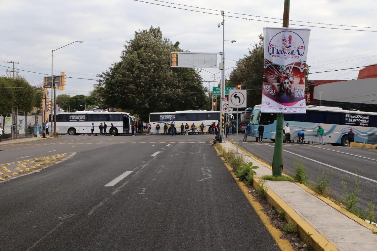 Bloquean normalistas la carretera federal Puebla-Tlaxcala