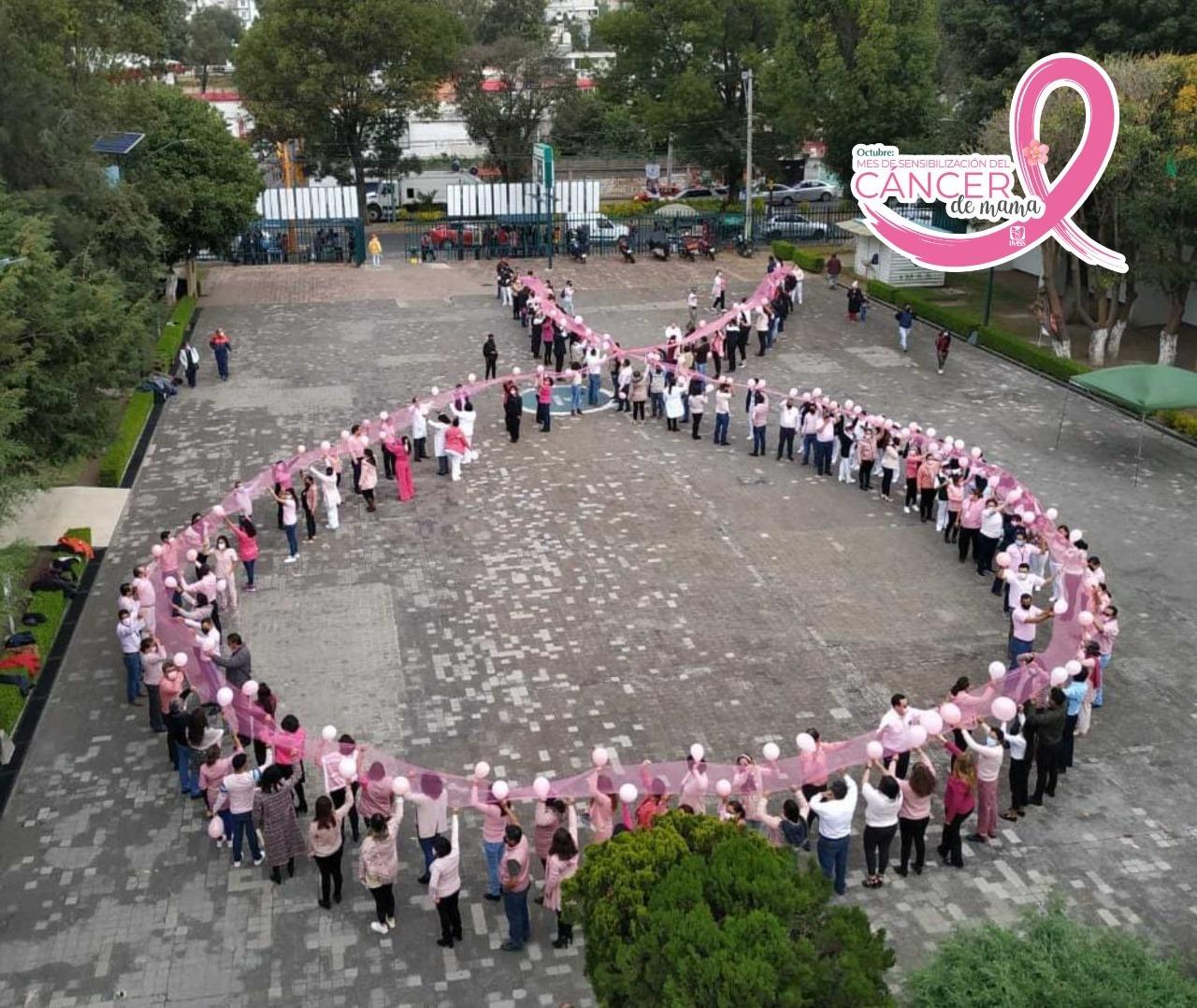 Forma IMSS Tlaxcala lazo rosa humano para conmemorar lucha contra cáncer de mama 