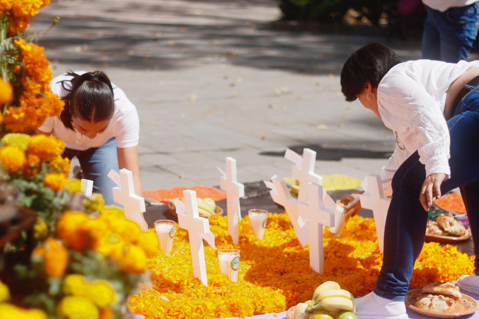 Ciudadanos por Tlaxcala colocan ofrenda a víctimas de feminicidios 