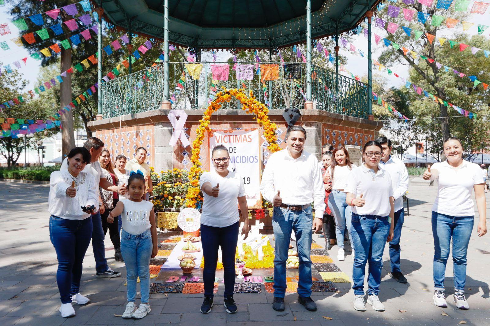 Ciudadanos por Tlaxcala colocan ofrenda a víctimas de feminicidios 