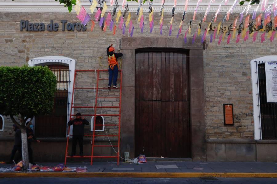 Realizan colocación de adornos alusivos al “Día de Muertos” en Tlaxcala