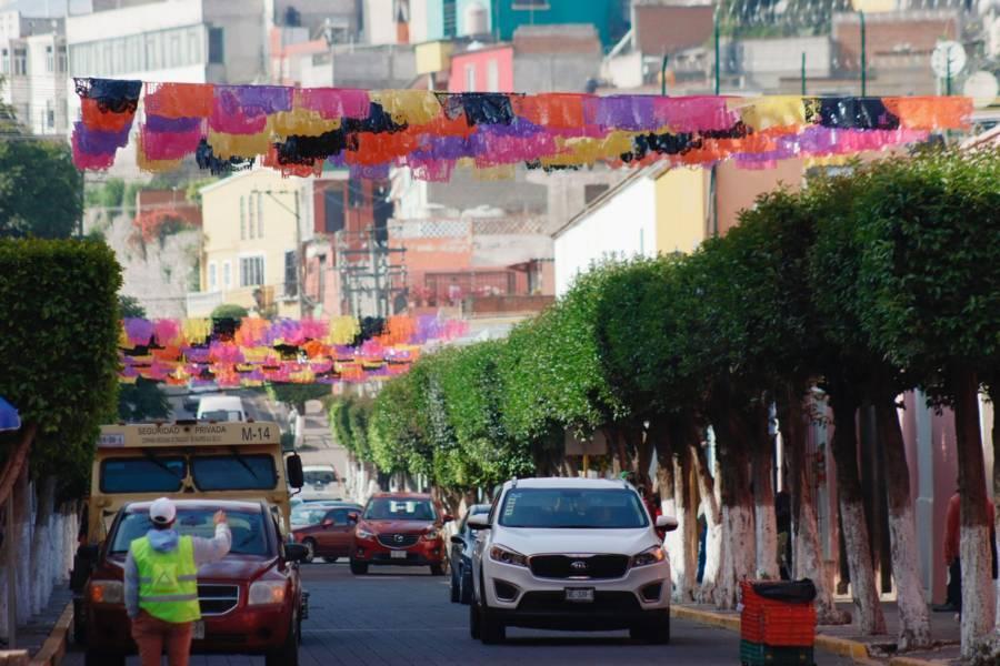 Realizan colocación de adornos alusivos al “Día de Muertos” en Tlaxcala
